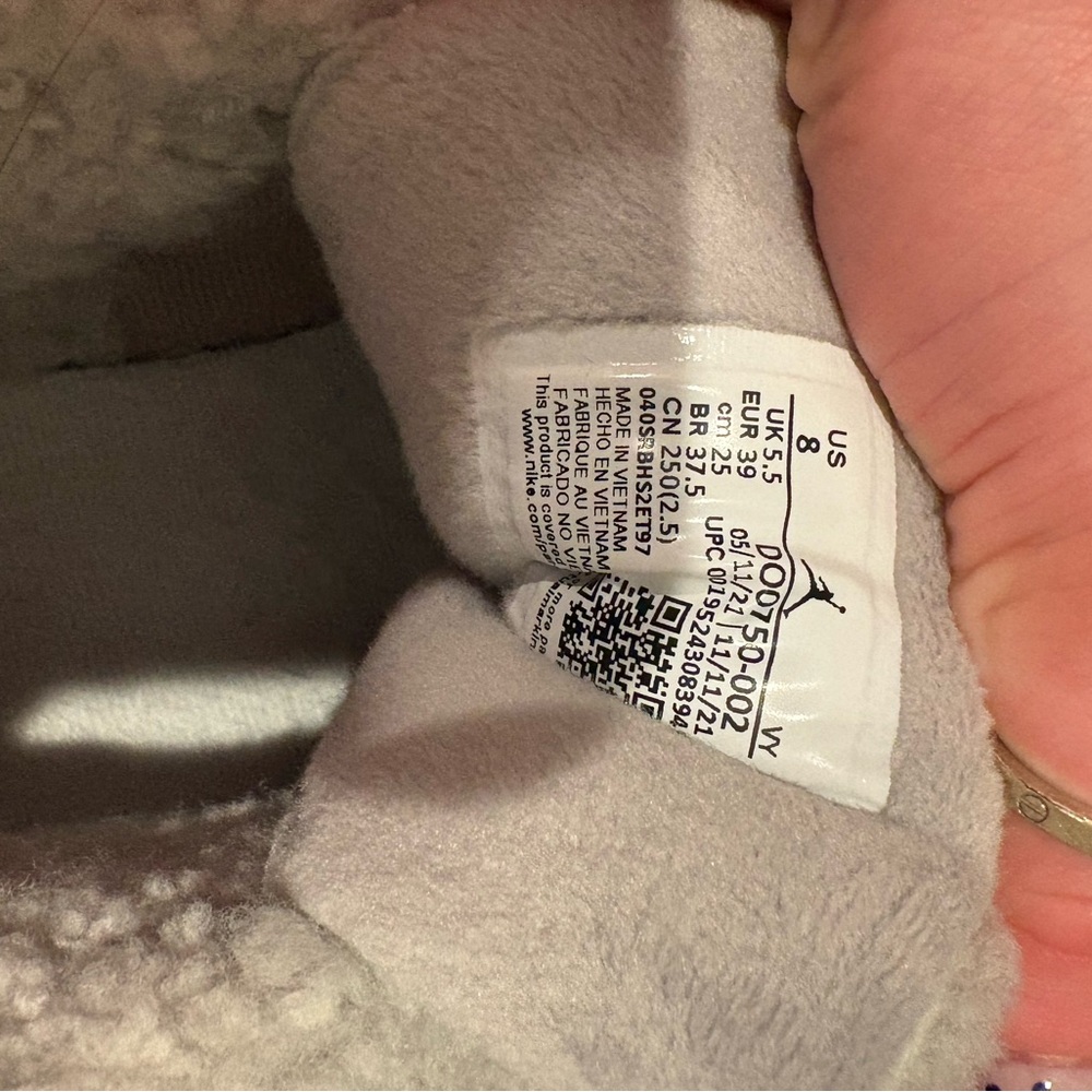 Women's  Nike Sneakers with Fur Lining - Picture 2 of 2